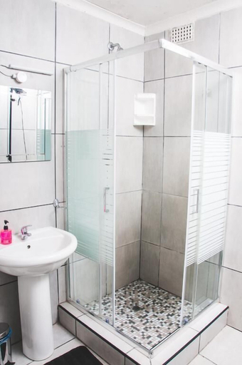 Bathroom 4, Ferndale Lodge, City of Johannesburg