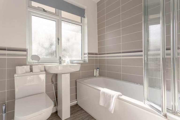 Bathroom 3, Modern 2 Bedroom Apartment in Morden, London