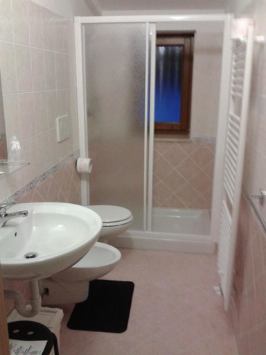 Bathroom 4, Hotel Bucaneve, Trento
