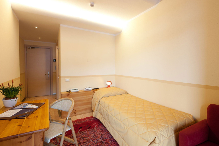 Bedroom 3, Hotel Portavescovo, Belluno