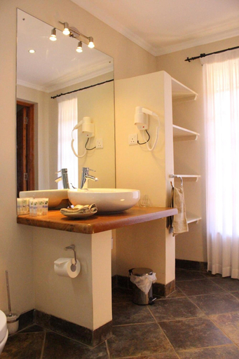 Bathroom 4, Le Rustique, Laikipia East