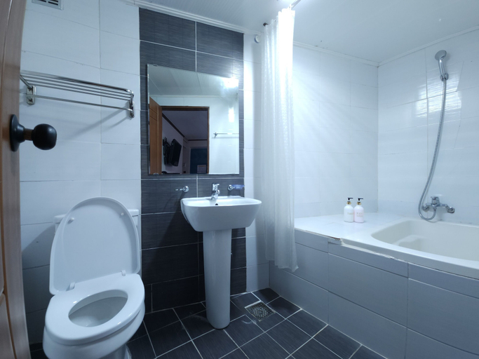 Bathroom 4, OYO Rooftop Hostel, Jung