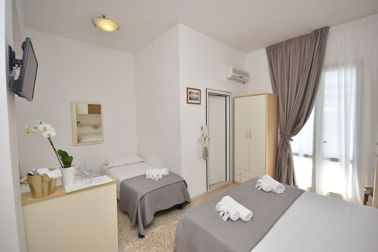 Bedroom 3, Lively Hotel, Rimini