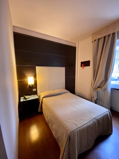 Bedroom 4, Hotel Kristall, Milano