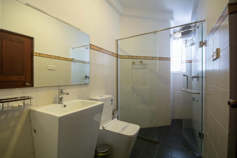 Bathroom 3, Kandyan View Holiday Bungalow, K.F.G. & G. Korale