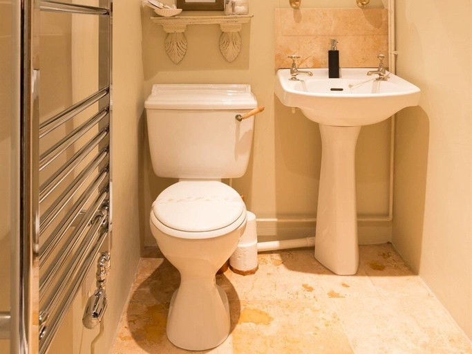 Bathroom 3, Blounts Court Farm, Wiltshire