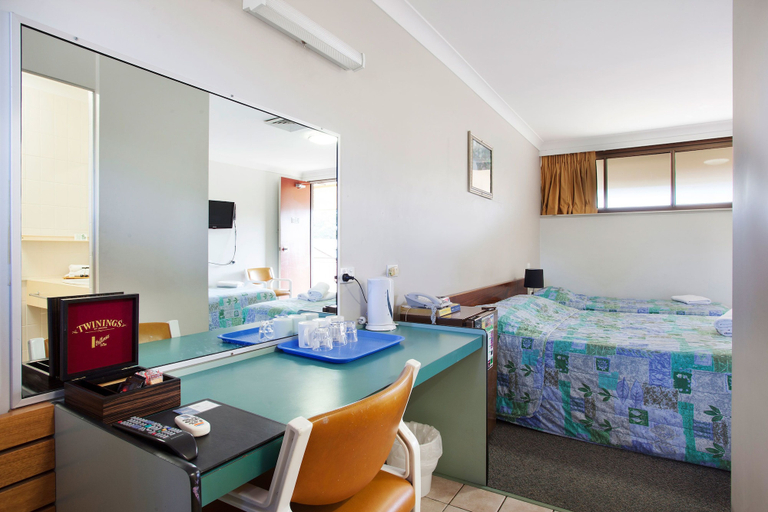 Others 3, Vale Hotel, Aitkenvale