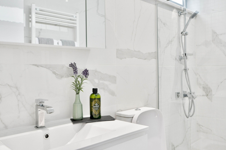 Bathroom, Phaedrus Living Seaview Luxury Marina Court 213