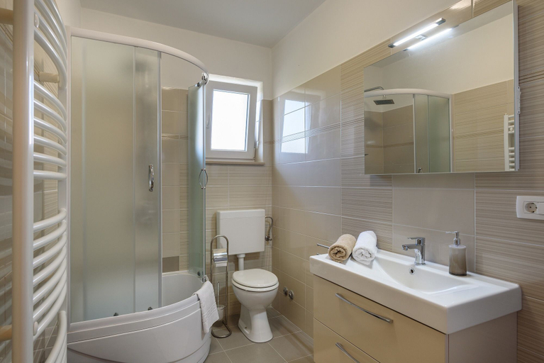 Bathroom 4, Apartment Perusko, Pula