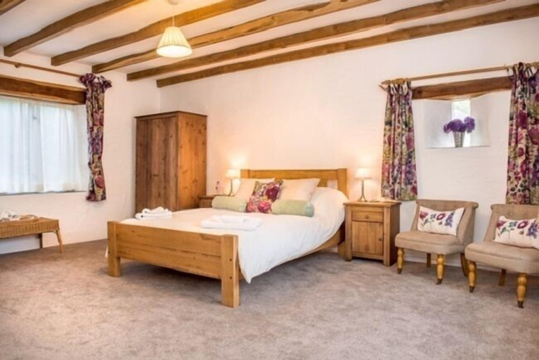 Bedroom 2, Coombe Farm, Cornwall