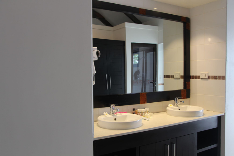 Bathroom 4, Landers Bay Resort & Spa Fiji - Adults Only, Ba