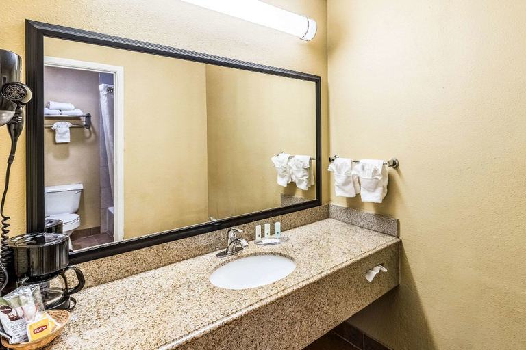 Bathroom 4, Quality Inn Corsicana, Navarro