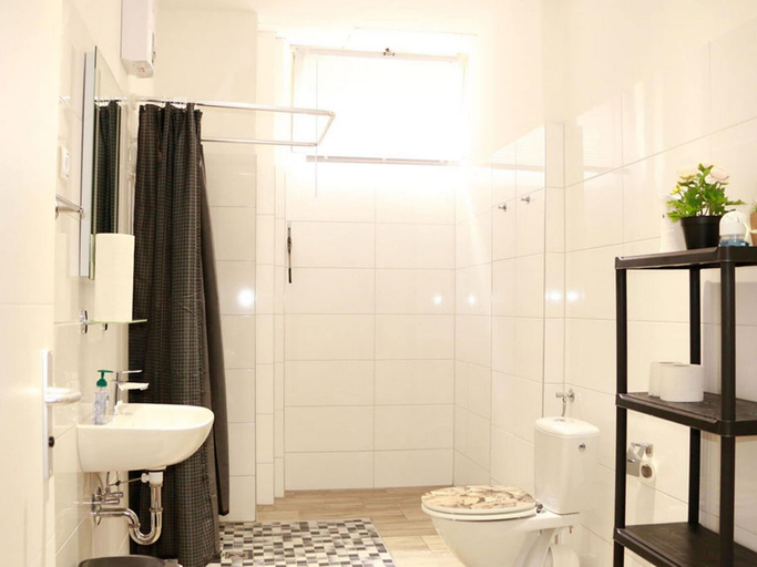 Bathroom 5, Amaya Motel, Berlin