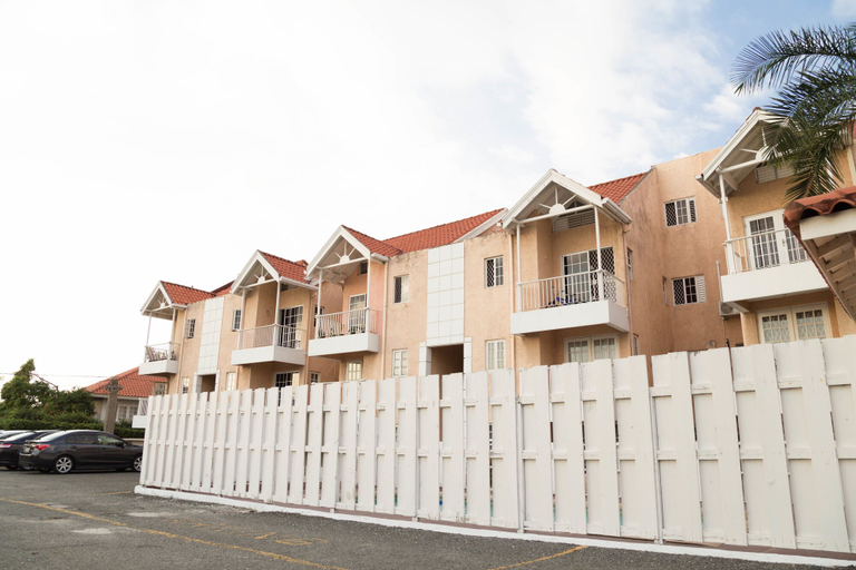 Exterior & Views, Renovated Apt.Walk to Marley Museum
