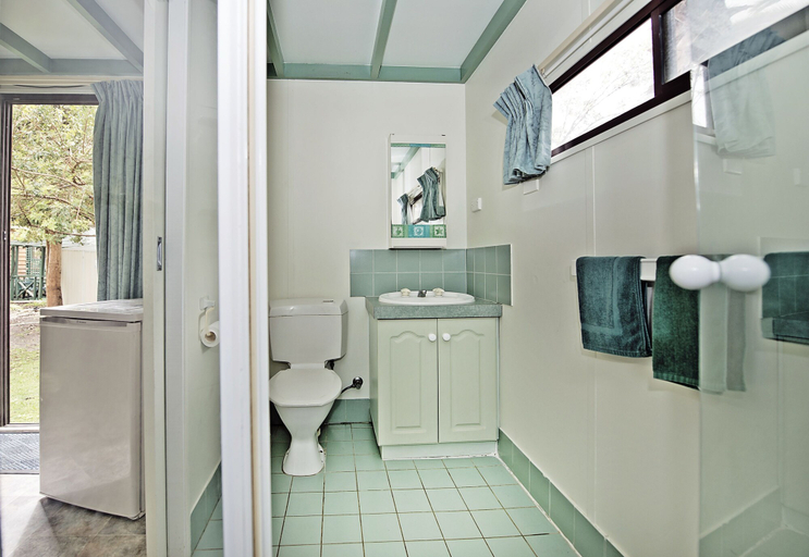 Bathroom 4, Acclaim Pine Grove Holiday Park, Esperance