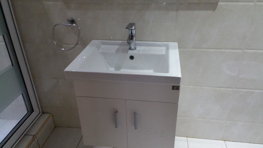Bathroom, Georgetown Court, Accra