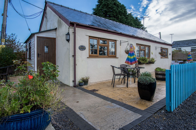 Exterior & Views 2, Honeysuckle Cottage - 1 Bedroom - Amroth, Pembrokeshire