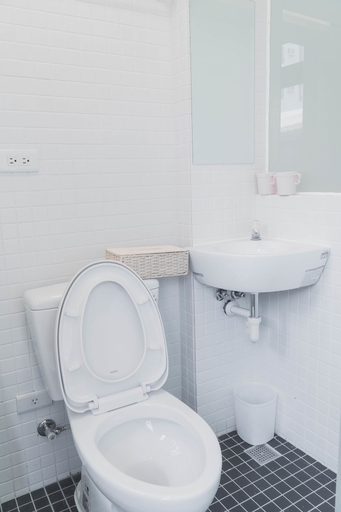 Bathroom 5, Bolero, Tainan