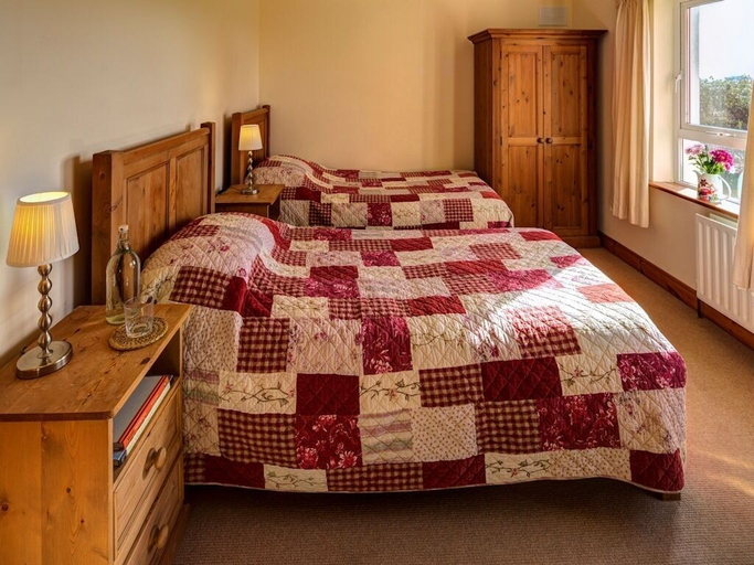 Bedroom 2, Glencarrig Farmhouse B&B