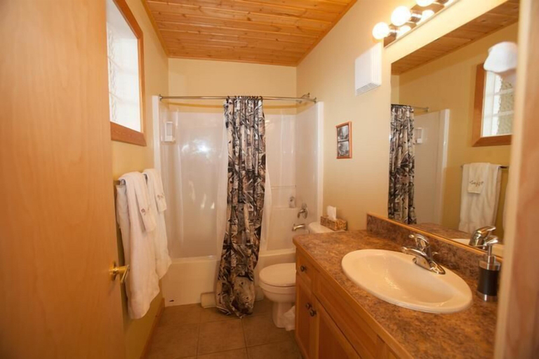 Bathroom 4, Creekview Court by Apex Accommodations, Okanagan-Similkameen