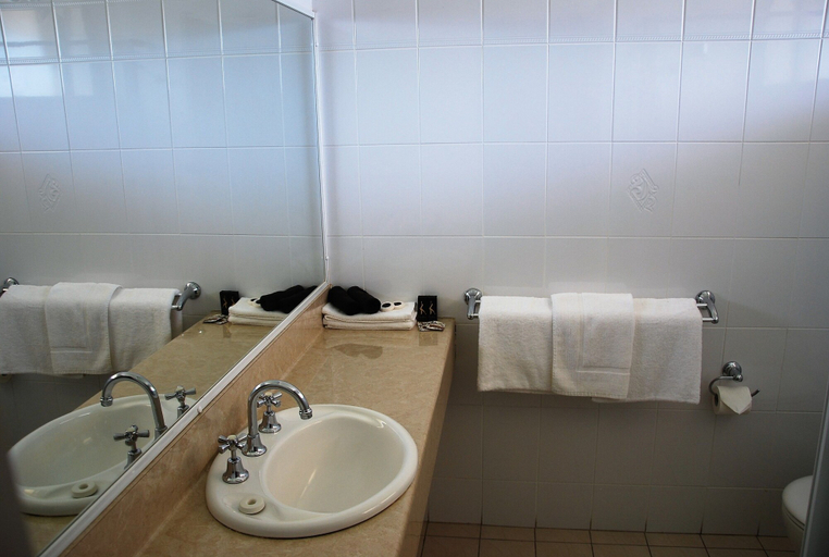 Bathroom 5, Golfview Motor Inn, Wagga Wagga - Pt A