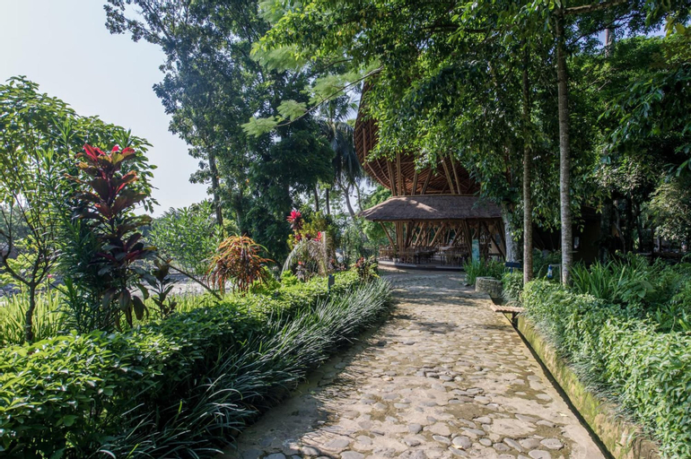 Exterior & Views 23