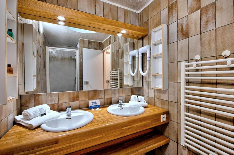 Bathroom 5, Village Club Kerlannic, Morbihan