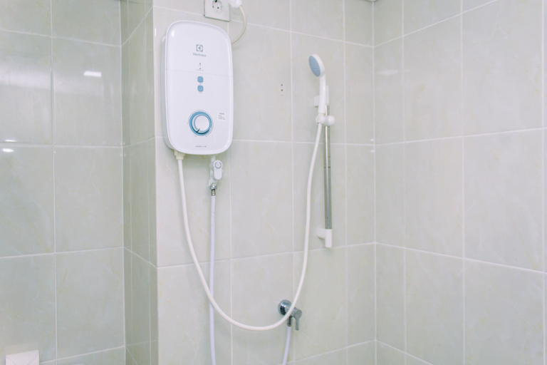 Bathroom 5, Warm and Minimalist 3BR Apartment at M-Town Residence By Travelio, Tangerang
