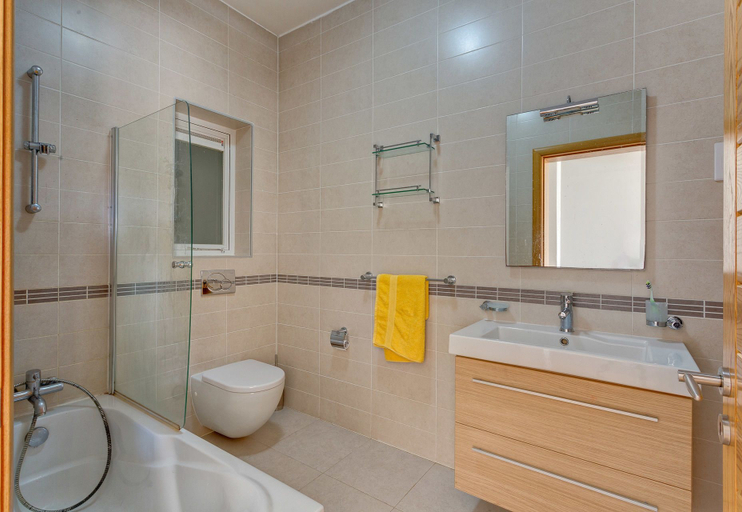 Bathroom, Fabulous Apartment With Pool, Upmarket Area