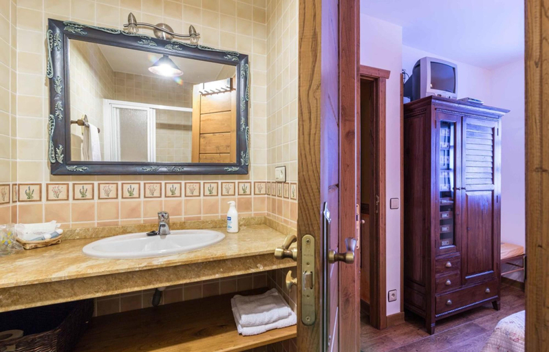 Bathroom 4, La Pumarada de Limés, Asturias