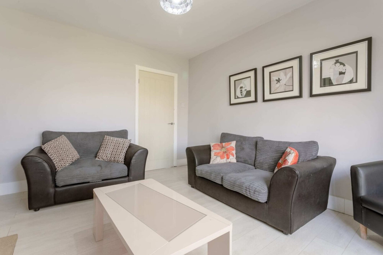 Others 5, Modern 2 Bedroom Apartment in Morden, London