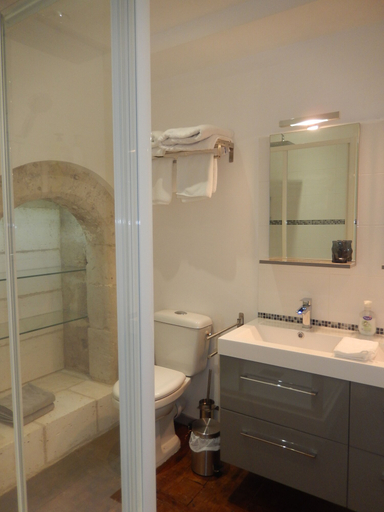 Bathroom 4, Domaine de Puyrousse, Dordogne