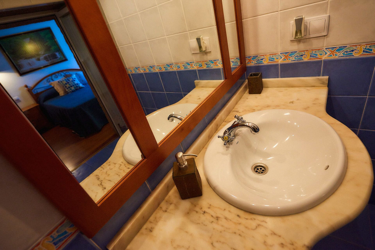 Bathroom 5, As Chivas, Pontevedra