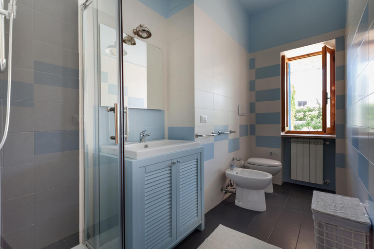 Bathroom 3, Villette Piramo, Brindisi