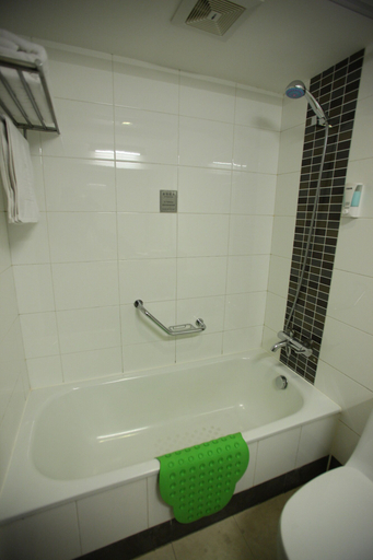 Bathroom, Overseas Chinese International Hotel, Qingdao