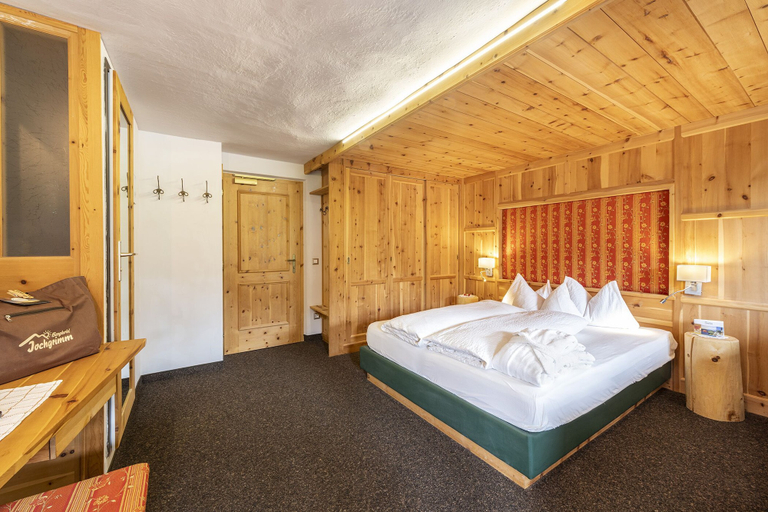 Bedroom 2, Berghotel Jochgrimm - Your hoome in the Dolomites, Bolzano
