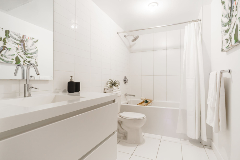 Bathroom 2, Sarkar Suites - 75 Queens Wharf, Toronto