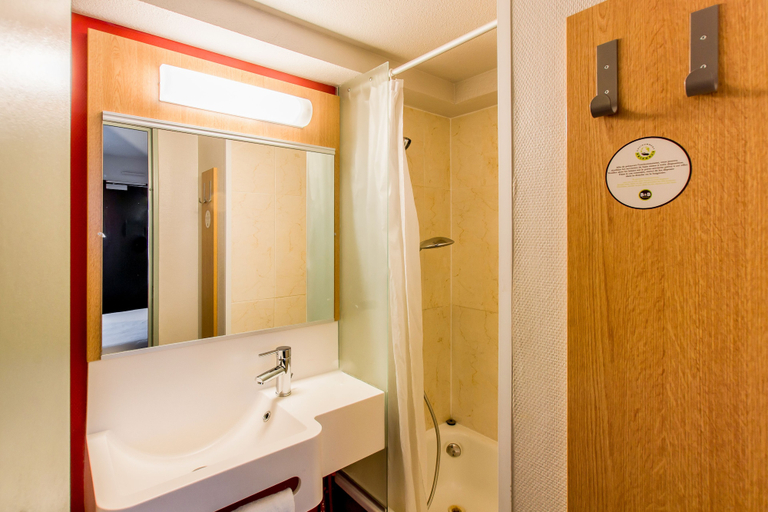 Bathroom 4, B&B HOTEL Agen, Lot-et-Garonne