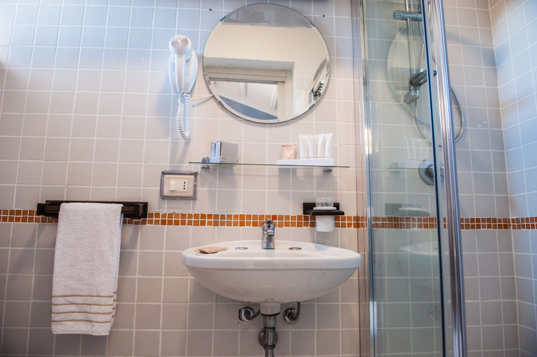 Bathroom 4, La Pineta Park Hotel, Trapani