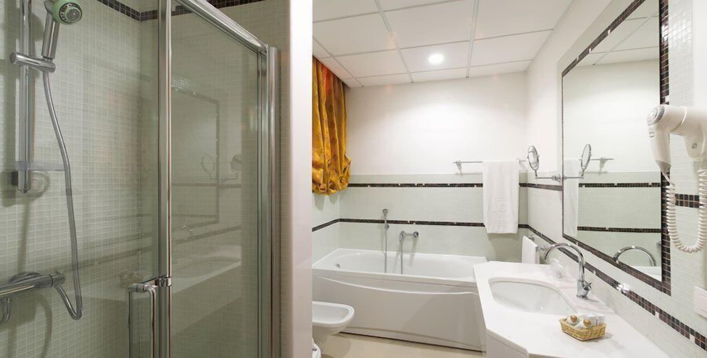 Bathroom 4, Hotel Svevo, Bari