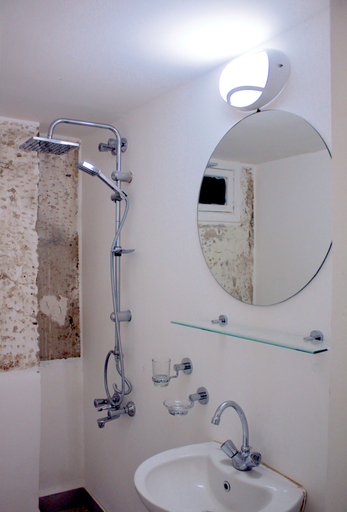 Bathroom 4, Shuruk & Ghurub, Baabda