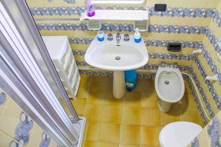Bathroom 5, San Procopio, Enna