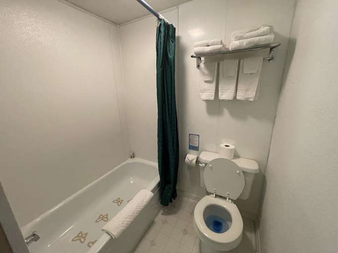 Bathroom 3, 7r Guest Ranch, Lewis and Clark