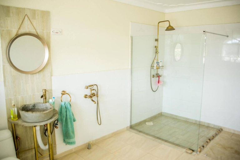 Bathroom 5, 5-bed Lakeview Villa With Roofterrace and Kidspond, Busiiro