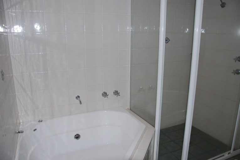 Bathroom 5, Golfview Motor Inn, Wagga Wagga - Pt A