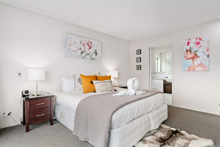 Bedroom 2, LAKEFRONT PENTHOUSE APARTMENT WITH 270-DEGREE VIEW, Queenstown-Lakes