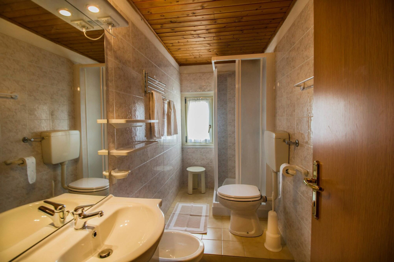 Bathroom, Residence Capriolo, Trento
