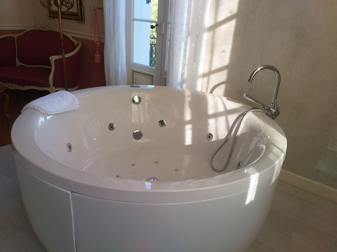 Bathroom 5, Château Marith, Lot-et-Garonne