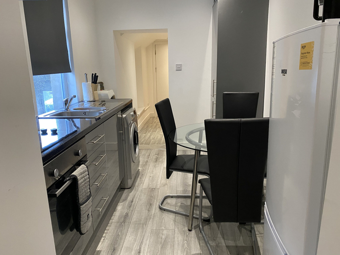Others 5, Bridgend Central 2-bed Apartment, Bridgend