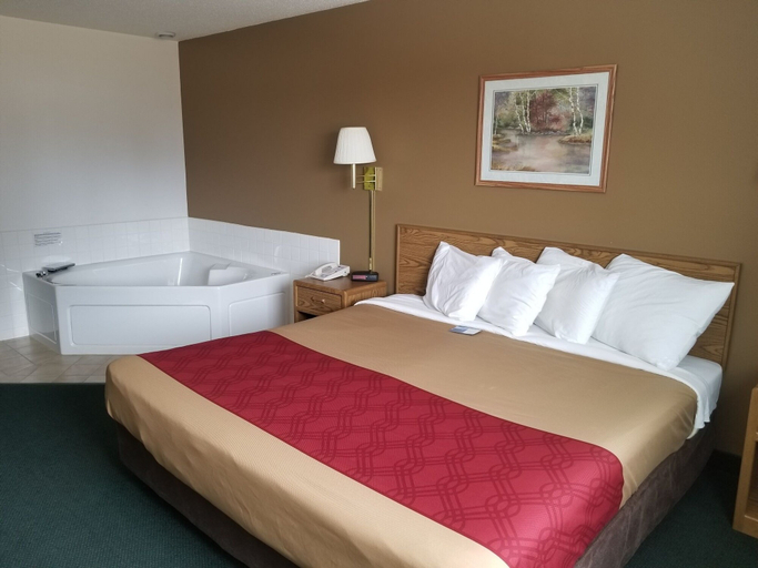 Bedroom 2, AmeriVu Inn and Suites - Stanley, Chippewa